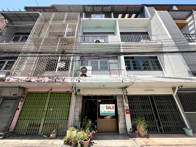 รหัสทรัพย์ 69182ขาย อาคารพาณิชย์ 4 ชั้น ซอยพหลโยธิน 1 ใกล้สนามเป้า พญาไท กรุงเทพ พิกัดที่ตั้ง : ซอยพหลโยธิน 1 ถนนพหลโยธิน เขตพญาไท กรุงเทพฯ 10400รายละเอียดทรัพย์ - กลางเเมือง พหลโยธิน - ที่ดิน 13 ตารางวา พื้นที่ใช้สอยประมาณ 220 ตารางเมตร - 3 ห้องนอน 2 ห้องน้ำ 1 ห้องรับแขก 1 ห้องครัว - จอดรถหน้าบ้านได้ 1 คัน - หน้าบ้านหันหน้าทิศตะวันออกเฉียงใต้ - สามารถอยู่อาศัย เปิดสำนักงาน หรือ ทำ�