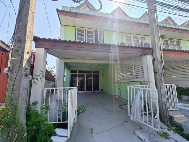 #ขายหอพักพานทองชลบุรี#ขายหอพัก โอกาสลงทุนสุดคุ้ม! ขายหอพัก 9 ห้อง ทำเลทอง อมตะนคร ???? หอพักในหมู่บ้านสามารถรีโนเวทต่อยอดเป็นหอพักสร้างรายได้ทันที???? ทำเลศักยภาพสูง ใกล้นิคมอุตสาหกรรมอมตะนคร แหล่งงานใหญ่ คนเช่าแน่น???? ติดถนนเมน เดินทางสะดวก ห่างถนนศุขประยูรเพียง 500 เมตร✅ เนื้อที่ 35 ตารางวา???? ราคาพิเศษเพียง 2.4 ล้านบาท✅ เหมาะสำหรับนักลงทุน ปล่อยเช่ารายเดือน/รายว�