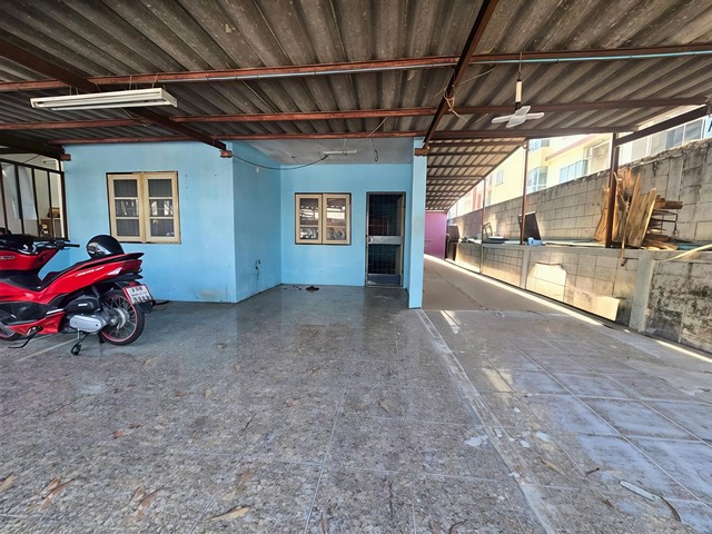 #ขายบ้านดอนหัวฬ่อชลบุรี???? บ้านเดี่ยวชั้นเดียว “หลังริม” ทำเลดี ดอนหัวฬ่อ อยู่เองก็สบาย รีโนเวทก็ทำกำไรสุดคุ้ม!???? ราคาเบาๆ แต่ศักยภาพแรง เหมาะทั้งอยู่อาศัยและนักลงทุน???? หมู่บ้านสุขใจวิลล่า ดอนหัวฬ่อ อำเภอเมือง ชลบุรี???? ขนาด 35 ตารางวา???? 2 ห้องนอน | 1 ห้องน้ำ???? หลังริม มีพื้นที่ใช้สอยเพิ่ม จัดแต่งต่อได้เต็มที่???? ทำเลดี เดินทางสะดวก:????ใกล้ ดูโฮม ดอนหัวฬ่อ????ใกล้ โรบ