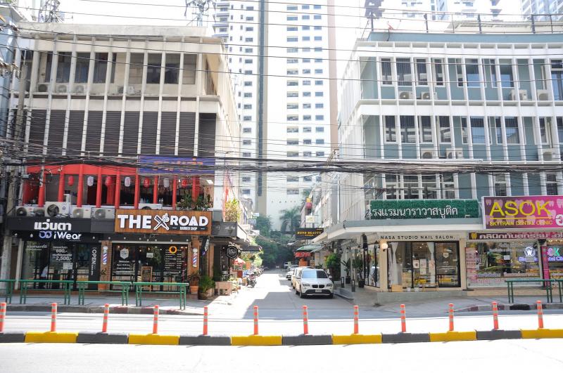 ขายอาคารพาณิชย์ 4 ชั้น ทำเลดี ใกล้ BTS อโศก และ มศว เพียง 850 ม.  ผู้เช่าเต็ม 100% ผลตอบแทนทันที!ที่ตั้ง : อโศก สุขุมวิท 21 คลองเตยเหนือ วัฒนา กรุงเทพขนาดพื้นที่ : 42 ตรวขนาดพื้นที่ใช้สอย : 672 ตร.มรายละเอียดอาคารพาณิชย์ 4 ชั้น จำนวน 3 คูหา (แบ่งขายได้)ขนาดอาคาร : 12 × 14 ม.ผังเมือง : สีแดง (พาณิชยกรรม)ถนนซอยกว้าง 7 เมตรฟังก์ชันภายใน-ห้องพัก : 21 ห้อง-ห้องน้ำ : 21 ห้อง-แอร์ : 21 เครื่อง-ที่จอดรถ : 3 คัน 