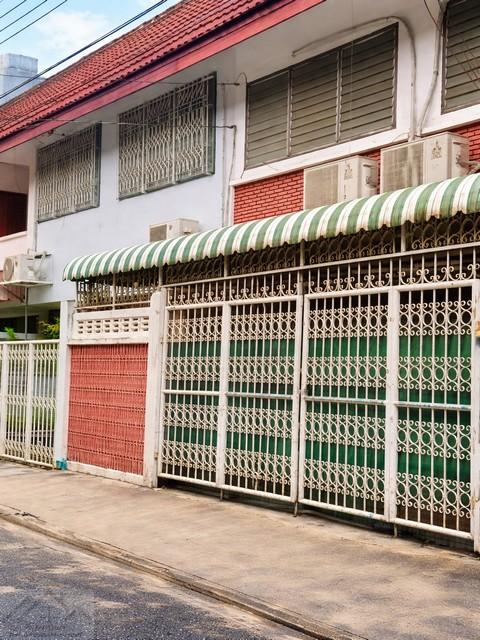 ให้เช่าทาวน์เฮ้าส์ 2 ชั้น ถนนรัชดาภิเษก 3 ซอยโพธิ์ปั้น ใจกลางรัชดา-พระราม 9 ใกล้เซ็นทรัลพระราม 9ราคาเช่า 40,000 บาท / เดือนที่ตั้ง ถนนรัชดาภิเษก 3 แยก 7 ซอยโพธิ์ปั้น แขวงดินแดง เขตดินแดง กรุงเทพมหานครติดต่อ : คุณภัสพงณ์ 0634098164Line : deedee23https://www.facebook.com/profile.php?id=61581484955548เนื้อที่ 23 ตารงาวา พื้นที่ใช้สอย 144 ตารางเมตร จำนวน 2 ชั้น 3 ห้องนอน 2 ห้องน้ำ ที่จอดรถ 1 คัน มีโซนอเนกประสงค์ 2 โซน มีห้องครัว เฟอ