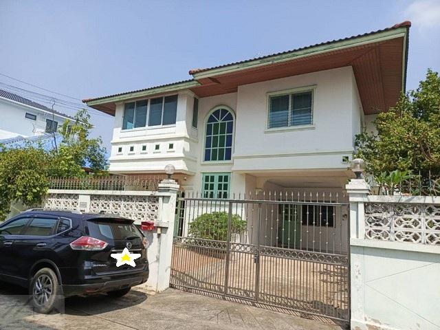 ให้เช่าบ้านเดี่ยว 2 ชั้น หลังมุม ถนนลาดพร้าว-วังหิน 24 เฟอร์พร้อมอยู่ ( ไม่รับจดทะเบียนบริษัท )ราคาเช่า 38,000 บาท / เดือน ( สัญญาขั้นต่ำ 1 ปี ประกัน 2 เดือน ล่วงหน้า 1 เดือน )ที่ตั้ง ถนนลาดพร้าววังหิน 24 แขวงลาดพร้าว เขตลาดพร้าว กรุงเทพมหานครติดต่อ : คุณภัสพงณ์ 0634098164Line : deedee23https://www.facebook.com/profile.php?id=61581484955548เนื้อที่ 79 ตารางวา จำนวน 2 ชั้น 4 ห้องนอน 1 ห้องใต้หลังคา 2 ห้องน้ำ ที่จอดรถ 2-3 คันมีครัวใน+ค�