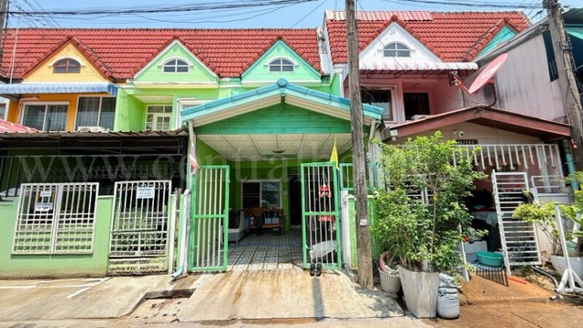 รหัสทรัพย์ : N1107ทาวน์เฮ้าส์ หมู่บ้าน&nbsp;สวิตาเฮ้าส์ (นภา) ซอยวัดเปรมประชา - เวิร์คพอยท์ ปทุมธานี ราคาถูกที่ตั้ง :&nbsp;ตำบลบางพูน อำเภอเมืองปทุมธานี จังหวัดปทุมธานี 12000รายละเอียดทรัพย์- ทาวน์เฮ้าส์ 2&nbsp;ชั้น เนื้อที่ดิน 17 ตารางวา&nbsp;พื้นที่ใช้สอยประมาณ 98 ตารางเมตร- 2 ห้องนอน, 2 ห้องน้ำ, 1 ห้องรับแขก, 1 ห้องนั่งเล่น,&nbsp;1 ห้องครัว, 1 ที่จอดรถ-&nbsp;ต่อเติมหลังคาที่จอดรถหน้าบ้าน และต่อเ�