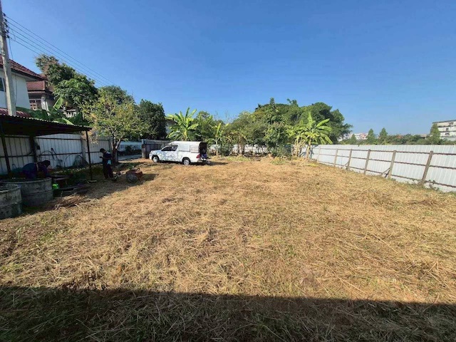 BL179 ขายที่ดิน สายไหม 32 กรุงเทพ 200 ตร.ว. แบ่ง 4 แปลง เหมาะปลูกบ้าน ทำเลเงียบสงบ ติดต่อ Agent คุณบัว (Bua)Tel: 093-646-4597 LINE ID: Bua093ราคาขาย 40,000 บาท/ตารางวาราคารวมประมาณ 8,000,000 บาทขายที่ดินทำเลสายไหม ซอยสายไหม 32 เหมาะสำหรับปลูกบ้าน อยู่อาศัย บรรยากาศเงียบสงบ ไม่พลุกพล่าน เหมาะสำหรับผู้ที่ต้องการความเป็นส่วนตัวทำเล: ซอยสายไหม 32 แขวงสายไหม เขตสายไหม กรุงเทพมหานครราคาขาย 40,000 บาท/ตารางวาราคารว�