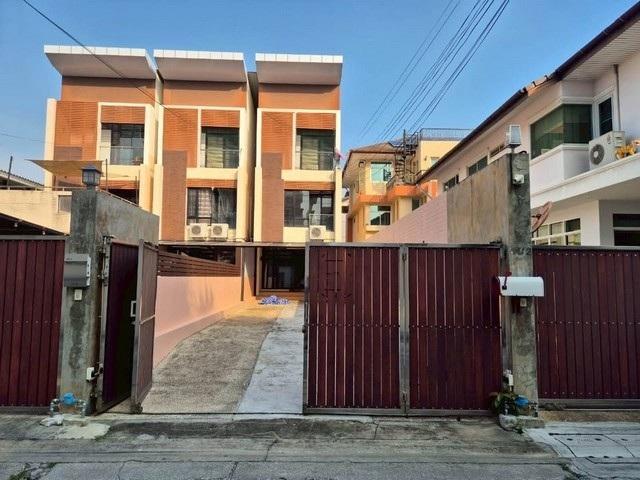 BH3594 ให้เช่าทาวน์โฮม 3 ชั้น อารีย์สัมพันธ์ ใกล้ BTS อารีย์ มี 2 หลัง เลือกได้ เฟอร์/ไม่เฟอร์ พื้นที่ 270 ตร.ม. จอดรถ 6 คัน เหมาะโฮมออฟฟิศติดต่อ Agent คุณบัว (Bua)Tel: 093-646-4597 LINE ID: Bua093ไม่มีเฟอร์ 65,000 บาท/เดือนมีเฟอร์ 75,000 บาท/เดือนให้เช่าทาวน์โฮม 3 ชั้น สไตล์โมเดิร์น ทำเลอารีย์ ซอยอารีย์สัมพันธ์ ใกล้ BTS อารีย์ เดินทางสะดวก ใจกลางเมือง เหมาะสำหรับอยู่อาศัยหรือทำโฮมออฟฟิศ พร้อมให้เลือกทั้งแบบ�