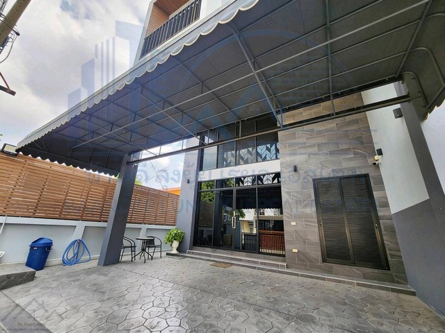 ให้เช่าโฮมออฟฟิศหรู 3 ชั้นครึ่ง หลังมุม 300 ตรม. ลาดพร้าว–วังหิน เฟอร์นิเจอร์ครบ (ใหม่) พร้อมอยู่ ใกล้โรงพยาบาลเปาโลโชคชัย 4*** ราคาเช่า 100,000 บาท/เดือนติดต่อ:: ชยา โทร/ID Line:: 0942823961   Link Line:: https://line.me/ti/p/3xFA1An8Kcรหัส# T26-484Luxury Home Office 3 ชั้นครึ่ง หลังมุม โครงการ Diamond Ville ลาดพร้าว–วังหิน - ที่ดิน 37 ตรว.- พื้นที่ 300 ตรม.  - 4 ห้องนอน (25–30 ตร.ม./ห้อง) มีห้องผู้สูงอายุชั้นล่าง- 4 ห้องน้ำใหญ่ (แยกแต่ละห้อง)- Master Bedroom 60 ตรม. พร้