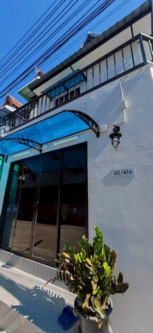 ทาวน์เฮ้าส์ พร้อมอยู่ หมู่บ้านพงษ์ศิริชัย 4 เพชรเกษม 81  สวยมากเพราะ ตั้งใจทำอยู่เอง  3  ชั้น 21ตรว เนื้อที่ใช้สอย 250 ตรม หลังมุม จอดรถได้ 3 คัน( พร้อมม่าน 1ห้องรับแขก 2 ห้องนอน)ตัวบ้าน 4 ห้องนอน 3 ห้องน้ำ 1 ห้องรับแขก 1ห้องนั่งเล่น 1ส่วนรับประทานอาหาร  1 ห้องครัว 1 ห้องปั๊มน้ำห้องครัวเป็นเค้าเตอร์ตัวแอล ห้องเครื่องปั๊มน้ำและถังเก็บน้ำแยกส่วนเป็นสัดส่วน เก็บงานเรียบร้อย�