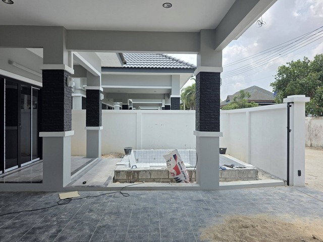 AOM 2707บ้านเดี่ยวสร้างใหม่ พร้อมสระว่ายน้ำส่วนตัว 4.99 ล้านบาท โอน 50/50 พื้นที่ดิน 58.7 ตร.วา 3 ห้องนอน 2 ห้องน้ำ ห้องโถงขนาดใหญ่ โปร่ง โล่ง อยู่สบาย ห้องครัวแยกเป็นสัดส่วน สระว่ายน้ำส่วนตัว (ระบบคลอรีน) ขนาด 3×3 เมตร ที่จอดรถในบ้าน 1–2 คัน ประตูรั้วรีโมทอัตโนมัติ พร้อมเข้าอยู่ได้ทันทีเฟอร์นิเจอร์และเครื่องใช้ไฟฟ้าครบ เครื่องปรับอากาศ 4 เครื่อง ทีวี 55 นิ้ว ตู้เย็น เครื่องทำ