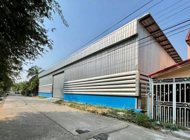 AOM 2706โกดังให้เช่า เนื้อที่ 148 ตรว. พร้อมไฟฟ้า 3 เฟส    หน้ากว้าง ติดถนน 30 เมตร ลึก 20 เมตร ความสูงอาคาร 5 เมตร พื้นที่ใช้สอยทั้งสิ้น 550 ตรม. พร้อมสำนักงานออฟฟิส  ภายในอาคารโกดัง อากาศถ่ายเทสะดวก ระบายความร้อนได้ดี โครงสร้างแข็งแรง ภายในอาคารประกอบไปด้วย ห้องสำนักงาน 2 ห้อง (ติดตั้งแอร์พร้อมใช้งาน) ห้องน้ำในตัวอาคาร สโตร์ออฟฟิศกว้างขวาง    ถนนคอนกรีตตลอดทาง รสบัส รถ 6 ล้อ 