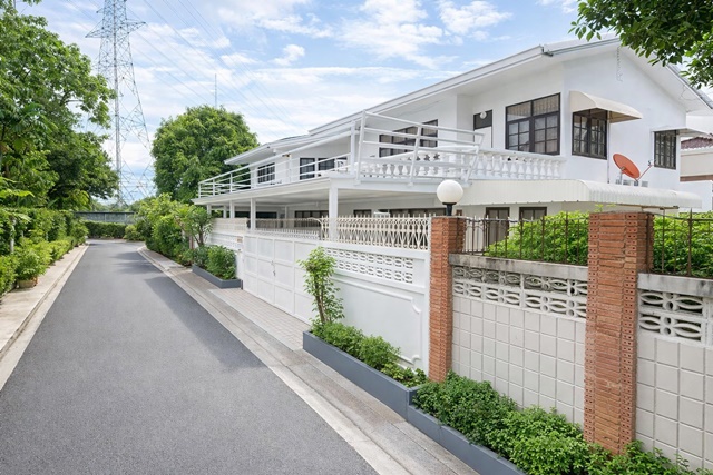 ใกล้ MRT ห้วยขวาง 1กม. บ้านเดี่ยว 2 ชั้น 3-4นอน 3 น้ำ ประชาราษฎร์บำเพ็ญ 20-28 สนง.เขตห้วยขวาง 80ตร.ว. 270ตร.ม. 49,999B-M.จอดรถในบ้าน 4-6 คัน ทำเลเงียบสงบ เข้า-ออกสะดวก ใกล้ตลาดห้วยขวาง 300 ม.สถานศึกษา และสิ่งอำนวยความสะดวกครบครัน  เหมาะอยู่อาศัยครอบครัวใหญ่ บรรยากาศโปร่งสบายMRT HuaiKhwang 1km. PrachaRatBamphen20-28 Two story detached house 3-4bed 3bath HuaiKhwang District Office 80sq.wa. 270sq.m. 49,999THB parking for 4-6cars inside quiet location easy access close to Huai Khwang market 300m. and schools complete amenities suitable for large families spacious comfortable living atm