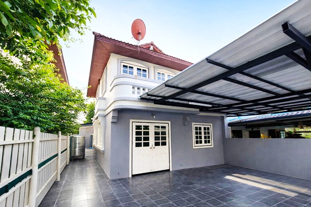 ห้าแยกวัชรพล บ้านเดี่ยว 3 ห้องนอน 3 ห้องน้ำ ใกล้บิ๊กซีวัชรพล 600 ม. โลตัสวัชรพล 800 ม. พื้นที่ 36 ตร.ว. พื้นที่ใช้สอย 184 ตร.ม. บ้านปรับปรุงใหม่ทั้งหลัง พร้อมอยู่ เหมาะสำหรับครอบครัว ทำเลดี เดินทางสะดวก เชื่อมต่อทางด่วนรามอินทรา 13,499B-M Watcharapol intersection Detached house 3 bedrooms 3 bathrooms near BigC Watcharapol 600 m Lotus Watcharapol 800 m Land size 36 sq.w Usable area 184 sq.m Fully renovated house Ready to move in Ideal for family living Prime location Easy access to Ramindra Expressway 13,499B-M  ถนนวัชรพล แขวงท่าแร้ง เขตบางเขน กรุงเทพ