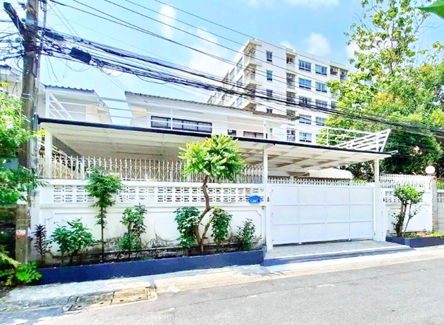 ใกล้ MRT ห้วยขวาง 1กม. บ้านเดี่ยว 2 ชั้น 3-4นอน 3 น้ำ ประชาราษฎร์บำเพ็ญ 20-28 สนง.เขตห้วยขวาง 80ตร.ว. 270ตร.ม. 49,999B-M.จอดรถในบ้าน 4-6 คัน ทำเลเงียบสงบ เข้า-ออกสะดวก ใกล้ตลาดห้วยขวาง 300 ม.สถานศึกษา และสิ่งอำนวยความสะดวกครบครัน  เหมาะอยู่อาศัยครอบครัวใหญ่ บรรยากาศโปร่งสบายMRT HuaiKhwang 1km. PrachaRatBamphen20-28 Two story detached house 3-4bed 3bath HuaiKhwang District Office 80sq.wa. 270sq.m. 49,999THB parking for 4-6cars inside quiet location easy access close to Huai Khwang market 300m. and schools complete amenities suitable for large families spacious comfortable living atm