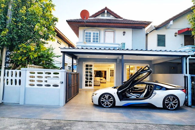 ใกล้บิ๊กซีวัชรพล 600 ม. โลตัสวัชรพล 800 ม. พื้นที่ 36 ตร.ว.ห้าแยกวัชรพล บ้านเดี่ยว 3 ห้องนอน 3 ห้องน้ำ  พื้นที่ใช้สอย 184 ตร.ม. บ้านปรับปรุงใหม่ทั้งหลัง พร้อมอยู่ เหมาะสำหรับครอบครัว ทำเลดี เดินทางสะดวก เชื่อมต่อทางด่วนรามอินทรา 13,498 B-M  Detached house 3 bedrooms 3 bathrooms near BigC Watcharapol 600 m Watcharapol intersectionLotus Watcharapol 800 m Land size 36 sq.w Usable area 184 sq.m Fully renovated house Ready to move in Ideal for family living Prime location Easy access to Ramindra Expressway  13,498 B-M ถนนวัชรพล แขวงท่าแร้ง เขตบางเขน กรุงเท�