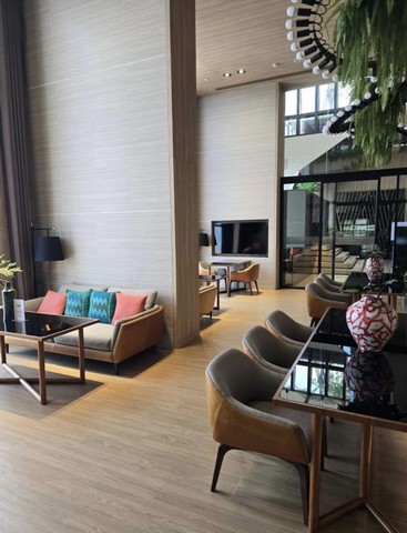 คอนโดหรู OKA HAUS Sukhumvit 36 ทำเลศักยภาพ ใจกลางสุขุมวิทคอนโดดีไซน์ทันสมัย ห้องมุม ชั้นสูง วิวแม่น้ำเจ้าพระยา บรรยากาศโปร่ง โล่ง น่าอยู่ เหมาะทั้งอยู่อาศัยและลงทุนปล่อยเช่ารายละเอียดห้อง   •   ขนาด 50 ตร.ม.   •   2 ห้องนอน 2 ห้องน้ำ   •   ห้องมุม ชั้นสูง วิวสวย   •   มีอ่างอาบน้ำ   •   ตกแต่งครบ พร้อมเครื่องใช้ไฟฟ้าตามรูปจุดเด่น   •   วิวแม่น้ำเจ้าพระยา หาได้ยากในทำเลนี้   