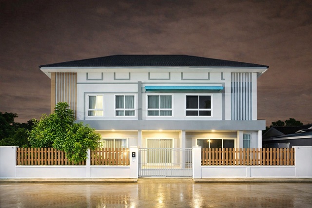 ประชาอุทิศ90  ฟังก์ชันครบ 14,998B-M.  บ้านคลองสวน  800 ม. โลตัส ถนนประชาสามัคคี 3 นอน 2 น้ำ 35 ตร.ว. 140 ตร.ม. บ้านแฝด 2 ชั้น พื้นที่ใช้สอยคุ้มค่า ทำเลประชาอุทิศ  เดินทางสะดวก ใกล้วัดคลองสวน 950 ม. โรงเรียน และแหล่งชุมชน เหมาะสำหรับอยู่อาศัย  เข้าออกได้หลายเส้นทาง ใกล้ถนนหลัก สะพานภูมิพล Pracha Uthit 90 140sq.m. 2-story detached house BaanKhlongSuan 800m Lotus PrachaSamakkhi Rd. 3bed 2bath 35sq.wa. fully functional 14,998 B-M efficient layout Pracha Uthit location convenient transportation near Wat Khlong Suan 950 m. close to schools community amenitie