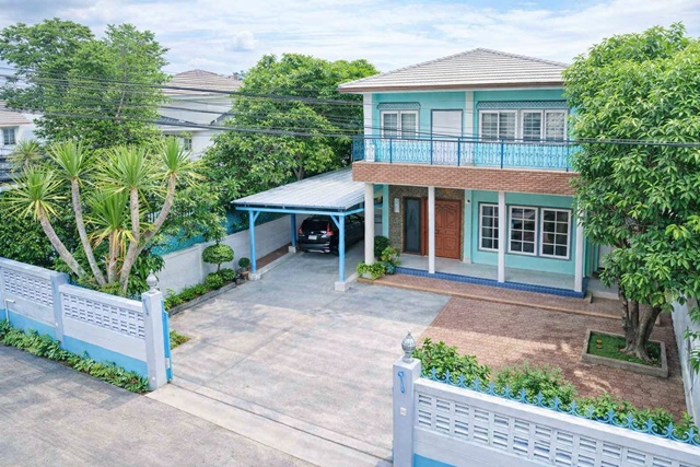 ถ.นวมินทร์38-44 ช็อกโกแลตวิลล์ 900 ม. บ้านเดี่ยว ฟังก์ชัน 3นอน 2น้ำ ใกล้ตลาดอินทรารักษ์ 1 กม. 96 ตร.ว. 290 ตร.ม. บ้านเดี่ยว 2 ชั้น 17,999 B-M. เหมาะอยู่อาศัย หรือทำโกดัง ทำเลนวมินทร์  เข้าออกสะดวก เชื่อมต่อถนนหลัก ใกล้แหล่งชุมชน  และสิ่งอำนวยความสะดวกครบ ถ.ประเสริฐมนูกิจ เกษตร นวมินทร์ เลียบด่วนรามอินทรา  พื้นที่กว้างNawamin Rd. 38-44 Chocolate Ville 900m. Detached house 3bed 2bath near Intrarak Market 1km. 96sq.wa. 290sq.m. 2-story house spacious area 17,999B-M suitable for residence or warehou