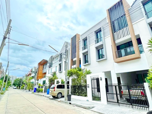 ถ.ติวานนท์ แจ้งวัฒนะ สำนักงานที่ดิน ปากเกร็ด 2 กม.ทาวน์โฮม 3 ชั้น 3นอน 3น้ำ 19ตร.วา. 220 ตร.ม. อิมแพ็ค เมืองทองธานี 900 ม.  19,998 B-M.  ฟังก์ชันครบ เหมาะอยู่อาศัย และโฮมออฟฟิศ  ทำเลเมืองทองธานี เดินทางสะดวก ใกล้ศูนย์แสดงสินค้า ม.ศิลปากร เมืองทองธานี 1.5 กม.รถไฟฟ้า และแหล่งไลฟ์สไตล์  on Tiwanon Chaengwattana Road.3bed 3bath 19sq.wa. 220sq.m. 19,998B-M 3-story townhome PakKret Land Office 2km. near IMPACT MuangThongThani 900m. Lakeside fully functional suitable for living or home office convenient Muang Thong Thani location close to Silpakorn University Muang T