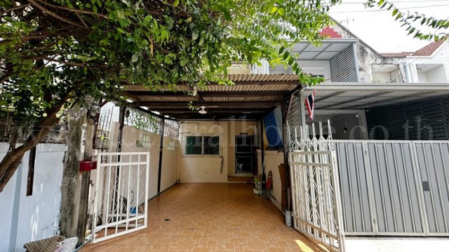 รหัสทรัพย์ : N1130ทาวน์เฮ้าส์ 2&nbsp;ชั้น หมู่บ้าน รัตนาวดี หลังริม พร้อมอยู่ ราคาถูก&nbsp;ใกล้&nbsp;BTS&nbsp;สถานีคลองบางไผ่ที่ตั้ง :&nbsp;ถนนจันทร์ทองเอี่ยม ตำบลบางรักพัฒนา อำเภอบางบัวทอง จังหวัดนนทบุรี 11110รายละเอียดทรัพย์&nbsp;-&nbsp;พัฒนาโดย บริษัท แกรนด์วิว พร็อพเพอตี้ จำกัด-&nbsp;ทาวน์เฮ้าส์ 2&nbsp;ชั้น&nbsp;เนื้อที่ 20.8 ตารางวา พื้นที่ใช้สอย 100 ตารางเมตร- 2 ห้องนอน, 2 ห้องน้ำ, 1 ห้องนั่งเล่น, 1 ห้องครั�