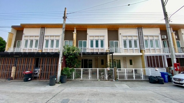 รหัสทรัพย์&nbsp;: 6846ขายและให้เช่า ทาวน์โฮม โกลเด้น ทาวน์ ชัยพฤกษ์ - วงแหวน (Golden Town) สภาพบ้านใหม่ไม่เคยเข้าอยู่&nbsp;ที่ตั้ง :&nbsp;ถนนบางกรวย-ไทรน้อย ตำบลไทรน้อย อำเภอไทรน้อย จังหวัดนนทบุรี 11150รายละเอียดทรัพย์- ทาวน์โฮม&nbsp;2 ชั้น เนื้อที่ 23.1 ตารางวา&nbsp;พื้นที่ใช้สอย 131 ตารางเมตร- 4 ห้องนอน, 3 ห้องน้ำ, 1 ห้องนั่งเล่น, 2 ที่จอดรถ- ปั๊มน้ำ+แท้งค์น้ำ, ต่อเติมหลังคาหน้าบ้าน และหลังคาหลังบ้าน�