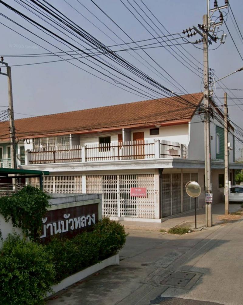 ขายด่วนทาวน์เฮ้าส์ 2 ชั้น ย่านบางใหญ่ นนทบุรี ที่ตั้ง : บ้านบัวหลวง ซอยไทยร่มเกล้า ถนนกาญจนาภิเษก บางม่วง บางใหญ่ นนทบุรี 11140ขนาดพื้นที่ : 57.50 ตรว.ขนาดพื้นที่ใช้สอย : 350 ตรว.รายละเอียดทาวน์เฮ้าส์ 2 ชั้น (ห้องคู่) ต่อเติมพิเศษ แต่งด้วยวัสดุอย่างดีและมีห้องใต้หลังคา มี 3 ห้องนอน, 2 ห้องน้ำ, 1 ห้องครัว, 1 ห้องนั่งเล่น, โถงเอนกประสงค์และส่วนพาณิชย์ โถงชั้น 2พื้นไม้เนื้อแข็งแ