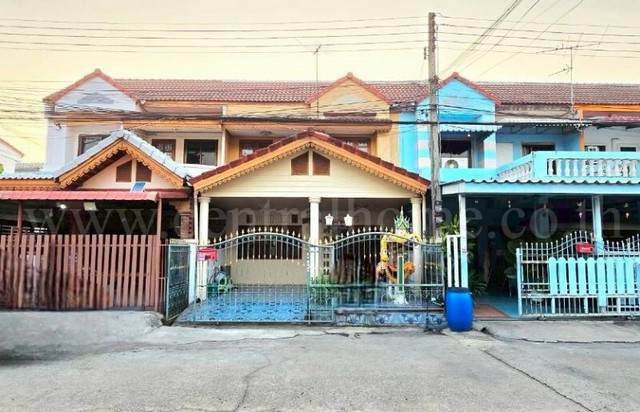 รหัสทรัพย์ : N0886ทาวน์โฮม หมู่บ้าน คัทลียาวิลล์ ลำลูกกาคลอง 4 (ซอยลำลูกกา 49) ราคาถูกที่ตั้ง : ซอยลำลูกกา 49 ตำบลลาดสวาย อำเภอลำลูกกา จังหวัดปทุมธานี 12150รายละเอียดทรัพย์- ทาวน์โฮม 2 ชั้น เนื้อที่ 21 ตารางวา พื้นที่ใช้สอย 160 ตารางเมตร- 3 ห้องนอน, 2 ห้องน้ำ, 1 ห้องรับแขก, 1 ห้องครัว, 2 ที่จอดรถ- หน้าบ้านหันทางทิศตะวันออกสถานที่ใกล้เคียง- รถไฟฟ้าสายสีเขียว สถานีคูคต- ฟิวเจอร์พาร์�