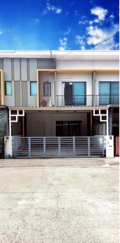 ให้เช่าทาวน์เฮ้าส์​2​ชั้นในหมู่บ้านเดอะคอนเนกพัฒนาการ 38 แขวงสวนหลวง เขตสวนหลวง กรุงเทพมหานครรหัส TTR 2836- 3ห้องนอน 2 ห้องน้ำ พท 21 ตรว 120 ตรม- พร้อมเฟอร์นิเจอร์และครัวบิ้วอิน- เตียงตู้โต๊ะเครื่องแป้ง โซฟา โต๊ะอาหาร- เครื่องใช้ไฟฟ้า​ สมาร์ททีวี​ ตู้เย็น​ เครื่องซักผ้า​ เครื่องทำน้ำอุ่น​ ไมโครเวฟ เตาและซิงก์- แอร์ 3 ห้องนอนและโถงล่าง- จอดรถในบ้านได้ 2 คัน - หน้าโครงการ�