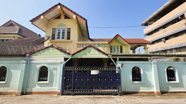 รหัสทรัพย์ : 7103บ้านเดี่ยว หมู่บ้านสายันต์ 2 สามัคคี 49 หลังมุม ราคาถูกมากที่ตั้ง : ถนนสามัคคี ตำบลท่าทราย อำเภอเมืองนนทบุรี จังหวัดนนทบุรี 11000รายละเอียดทรัพย์- บ้านเดี่ยว 2 ชั้น ขนาดเนื้อที่ 49 ตารางวา พื้นที่ใช้สอย 196 ตารางเมตร- 2 ห้องนอน, 2 ห้องน้ำ, 1 ห้องรับแขก, 1 ห้องนั่งเล่น, 2 ที่จอดรถ- ต่อเติมหลังคาโรงจอดรถ ห้องครัว และรอบบ้านเต็มพื้นที่- ลงเสาเข็มทุกจุด โครงสร้างแข�