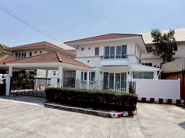 บ้านเดี่ยวสวย รีโนเวทใหม่ทั้งหลัง พร้อมเฟอร์นิเจอร์ครบ เหมาะสำหรับครอบครัว คนทำงาน หรือชาวต่างชาติที่ต้องการบ้านคุณภาพในเมืองเชียงใหม่รายละเอียดบ้าน4 ห้องนอน3 ห้องน้ำ1 ห้องรับแขก1 ห้องทำงาน / ห้องอเนกประสงค์2 ห้องครัวห้องเก็บของโซนซักล้างพื้นที่ใช้สอย 210 ตร.ม.เนื้อที่ 55.5 ตร.วาจอดรถ 2 คันเฟอร์นิเจอร์ครบแอร์ 5 เครื่องเตียงนอนตู้เย็นเครื่องซักผ้าไมโครเวฟที�