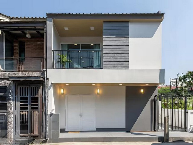 ให้เช่าบ้าน 2 ชั้น หลังมุม 3 ห้องนอน หมู่บ้านอยู่เจริญ ซอยรัชดา 18 บ้านสวยตกแต่งใหม่ เฟอร์นิเจอร์ครบพร้อมอยู่ ใกล้ MRT ห้วยขวาง **อยู่อาศัยหรือ ทำ Air BNB ได้ *** ราคาเช่า 99,000 บาท / เดือน  ติดต่อ:: ชยา โทร/ID Line:: 0942823961   Link Line:: https://line.me/ti/p/3xFA1An8Kcรหัส # T26-509บ้าน 2 ชั้น หลังมุม หมู่บ้านอยู่เจริญ ซอยรัชดา 18 บ้านสวยตกแต่งใหม่ เฟอร์นิเจอร์ครบพร้อมอยู่ • ขนาด 36 ตรว.• พื้นที่ใช้สอย 300 ตรางเมตร• 3 ห้องนอนใหญ่ 