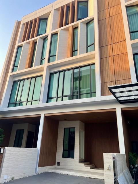 ขายโฮมออฟฟิศ3.5ชั้น 227ตร.ม.ย่านรัชดาลาดพร้าว ดิ ออเธอร์รัชดา32 ตกแต่งสวยหรู เข้าออกได้หลายเส้นทาง * ไม่รับสัตว์เลี้ยง *ราคาขาย 11,000,000 บาทราคาเช่า 60,000 บาท / เดือน ( สัญญาขั้นต่ำ 1 ปี ประกัน 2 เดือน ล่วงหน้า 1 เดือน )ที่ตั้ง ถนนรัชดา ซอยรัชดา 32 แขวงจันทรเกษม เขตจตุจักร กรุงเทพติดต่อ : คุณภัสพงณ์ 0634098164Line : deedee23https://www.facebook.com/profile.php?id=61581484955548พื้นที่ใช้สอย 227 ตารางเมตร หน้ากว้าง 5.2 เมตร จำนวน 3.5 ชั้น 3