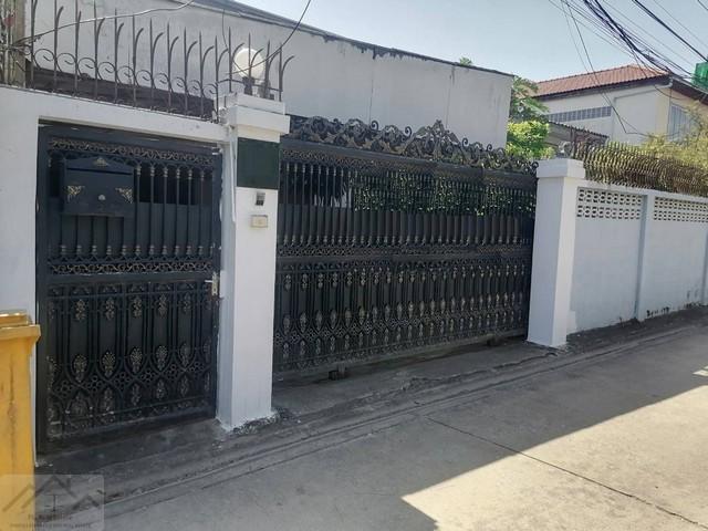 ขายบ้านเดี่ยว 2 ชั้น พร้อมที่ดิน 99 ตร.ว. ซอยพหลโยธิน 24 ทะลุลาดพร้าวซอย 1 กับ ซอย 15 ได้ ใกล้ BTS พหลโยธิน 24ราคาขาย 23,000,000 บาทที่ตั้ง ถนนพหลโยธิน ซอยพหลโยธิน 24 แขวงจอมพล เขตจตุจักร กรุงเทพมหานครติดต่อ : คุณภัสพงณ์ 0634098164Line : deedee23https://www.facebook.com/profile.php?id=61581484955548เนื้อที่ 99 ตารางวา จำนวน 2 ชั้น 5 ห้องนอน 4 ห้องน้ำ จอดรถในบ้านได้ 4 คันหน้ากว้างประมาณ 20 ลึก 20 เมตร แปลงสี่เหลี่ยมสวยซอยพหลโยธิน 24 แยก 6 ทะลุ