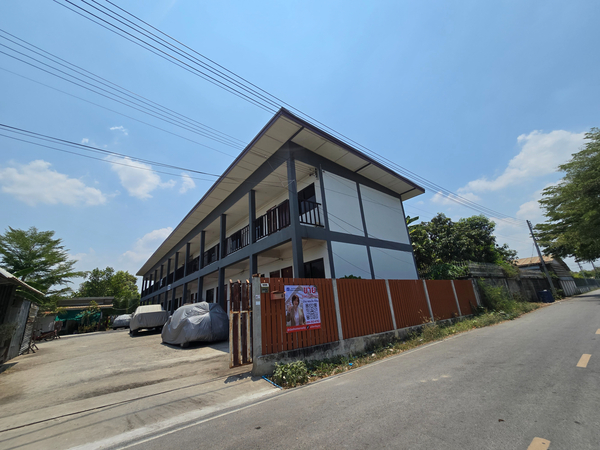 อพาร์ทเม้นท์ 2 ชั้น 20 ห้อง พร้อมวิลล่า อีก 1 หลัง ต.ระแหง อ.ลาดหลุมแก้ว จ.ปทุมธานีราคา 7,500,000 บาทรหัสทรัพย์ M-0556เนื้อที่รวม 200 ตร.ว. รายละเอียด:อพาร์ทเม้นท์ 2 ชั้น 20 ห้อง พร้อมวิลล่า 1 หลัง ปล่อยเช่าเดือนละ 1,800 บาท และ 2,000 บาท มีห้องน้ำในตัวเจ้าของต้องการปล่อยเพื่อปลดภาระ ยินดีรับข้อเสนอจากผู้สนใจจริง สถานที่ใกล้เคียงโรงเรียนวัดลาดหลุมแก้ว 800 มอบต.ลาดหลุมแก้ว 1.1 กม.โรงงานซีพ�