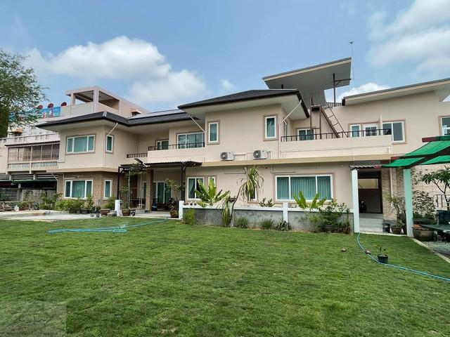 ขายบ้านพร้อมสำนักงาน 241 ตรว. หมู่บ้านซิเมนต์ไทย ซอยรัชดา 52 เขตจตุจักร ถนนซอยกว้าง ใกล้ถนนใหญ่ แต่ไม่พลุกพล่านติดต่อ:: ชยา โทร/ID Line:: 0942823961Link Line:: https://line.me/ti/p/3xFA1An8Kcรหัส# T26-519บ้านพร้อมสำนักงาน หมู่บ้านซิเมนต์ไทย ซอยรัชดา 52 เขตจตุจักร• พื้นที่สีส้ม ถนนหน้าบ้านกว้าง 6 เมตร ใกล้ถนนใหญ่มากแต่ไม่พลุกพล่าน• เนื้อที่ดิน 241 ตรว. (เนื้อที่ใหญ่สุดในซอย)• พื้นที่ใช้สอยรวมประมาณ 600 ตรม.• มีพ�