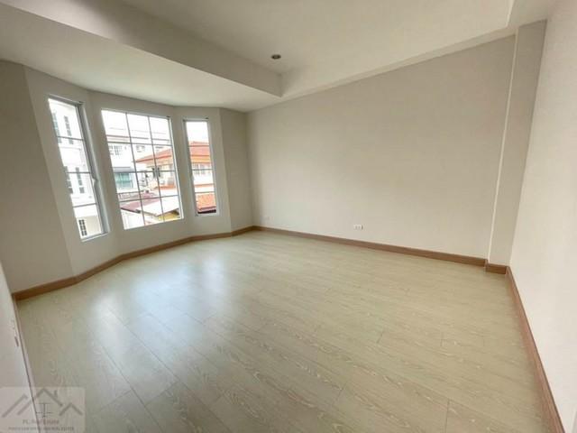 ขายทาวน์โฮม 3 ชั้น The Preston Townhome (พระราม9 – ศรีนครินทร์) กรุงเทพกรีฑาซอย 7 แปลงมุมหลังใหญ่ที่สุดในโครงการติดต่อ:: ชยา โทร/ID Line:: 0942823961Link Line:: https://line.me/ti/p/3xFA1An8Kcรหัส # T26-514ทาวน์โฮม 3 ชั้น The Preston Townhome (พระราม9 – ศรีนครินทร์) กรุงเทพกรีฑา7• ทำเลศักยภาพ เชื่อมต่อเมืองง่าย ใกล้รถไฟฟ้าและทางด่วน เหมาะทั้ง อยู่อาศัย หรือทำ Home Office / ธุรกิจ• แปลงมุมหลังใหญ่ที่สุดในโครงการ• พื้นที่ใช้สอย 175 ตร.ม.• หน้าบ้านก