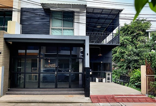 RT01933 ให้เช่า ทาวน์โฮม 3 ชั้น หลังมุม ริมน้ำ Motown Chaengwattana ตรงข้ามเซนทรัลแจ้งวัฒนะ สถานี MRTแจ้งวัฒนะ-ปากเกร็ด 28โครงการ,Motown Chaengwattana ที่ตั้ง : ถ. แจ้งวัฒนะ ตำบลบางตลาด อำเภอปากเกร็ด นนทบุรี 11120พื้นที่ 37.2 ตารางวาพื้นที่ใช้สอย 380 ตารางเมตรหน้ากว้าง 8.5 เมตร3 ชั้น 3 ห้องนอน 4 ห้องน้ำ1 ห้องครัว1 สวน ,ลานจอดรถแอร์ 6 เครื่อง2 ระเบียง (ระเบียงชั้น3 และชั้น2ใหญ่มาก)ราคาเช่า 34,000/ เดือน มัดจำ 2 ล่วงหน้า 1Pr