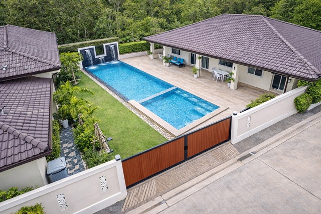 ใกล้ตลาดห้วยใหญ่ 900ม.215 ตร.ว. 600 ตร.ม. เช่า Pool Villa บ้านเดี่ยวหรู สไตล์โมเดิร์น ฟังก์ชัน 6 นอน 7 น้ำ 149,989 B-M. พื้นที่ใช้สอยขนาดใหญ่ วิลล่าสระว่ายน้ำส่วนตัว บรรยากาศเงียบสงบ เป็นส่วนตัว เหมาะอยู่อาศัย หรือบ้านพักตากอากาศระดับพรีเมียม ทำเลศักยภาพ ห้วยใหญ่ เดินทางสะดวก ใกล้หาดบางเสร่ 2 กม. และชุมชนห้วยใหญ่ near HuaiYai market 900m. 215 sq.wa. 600 sq.m. For Rent  Pool Villa luxurious modern detached house 6bed 7bath 149,989 B-M. large living area private pool villa quiet private atmosphere ideal