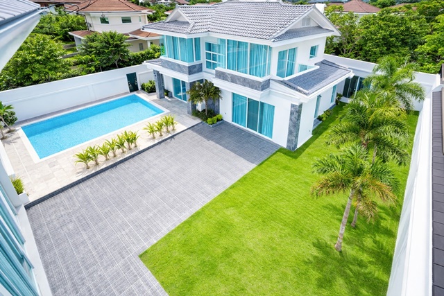 ใกล้ถนนชัยพฤกษ์ ถ.จอมเทียน AIRBNB ให้เช่าคฤหาสน์ Pool Villa บ้านเดี่ยว 5 นอน 5 น้ำ และตลาดชุมชน 800 ม. 102 ตร.ว. 300 ตร.ม. 99,989 B-M.พื้นที่ใช้สอยกว้างขวาง พร้อมสระว่ายน้ำส่วนตัว เฟอร์ฯครบ บรรยากาศเงียบสงบ เหมาะอยู่อาศัย หรือทำธุรกิจ ในโซนพัทยาทำเลศักยภาพ ใกล้แหล่งชุมชน หาดจอมเทียน 2.5 กม.และสิ่งอำนวยความสะดวกครบครัน ทำเลดี เดินทางสะดวก เชื่อมต่อถนนหลักหลายสาย Chaiyapruek Rd  local market 800m. 102 sq.wa. 300 sq.m. Jomtien Rd