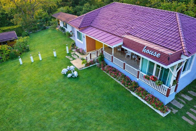 โลตัส ปากช่อง ฟาร์มโชคชัย ให้เช่าบ้านพักสไตล์รีสอร์ตในเขาใหญ่-ปากช่อง  วัดลำทองหลาง 1.9 กม. 200ตร.วา. 180 ตร.ม. 2นอน 2 น้ำ รร.บ้านลำทองหลาง 1.8 กม. 25,898 B-M. บรรยากาศ เงียบสงบ ร่มรื่น วิวภูเขา ทิวทัศน์ที่ยอดเยี่ยมของภูเขา ธรรมชาติที่งดงาม ทองสมบูรณ์ 7 กม. แหล่งท่องเที่ยวที่ยอดเยี่ยม ถ. มิตรภาพสายเก่า Lotus PakChong, Chokchai Farm for rent in KhaoYai-Pak Chong. Wat LamThongLang 1.9km. Resort-style house 200sq.wa. 180 sq.m. 2 bed 2 bath Ban Lam Thong Lang School 1.8 km. 25,898 B-M. Quiet peaceful and shady atmosphere. 