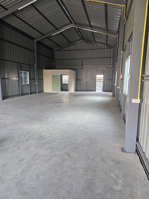 BST1081 ให้เช่าโกดังใหม่ ลาดพร้าว สตรีวิทยา 2 โชคชัย 4 เข้าออก 2 ทาง ใกล้ทางด่วน เหมาะธุรกิจติดต่อ Agent คุณบัว (Bua)Tel: 093-646-4597 LINE ID: Bua093ราคาเช่า 50,000 บาทต่อเดือนขนาดพื้นที่รวม327.6 ตารางเมตรพื้นที่ภายในอาคาร (พื้นที่ใช้งานจริง)146.3 ตารางเมตรพื้นที่ด้านข้างอาคาร 69 ตารางเมตรสรุปภาพรวมพื้นที่พื้นที่อาคารรวม: 327.6 ตร.ม.พื้นที่ใช้งานภายใน: 146.3 ตร.ม.พื้นที่ด้านข้าง: 69 ตร.ม.พื้นที่ส่วนที่เหลือ (หน�