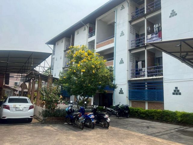 โซนสุเทพ ขายยกเซ็ต 50 ล้าน หอพัก + บ้านเช่า #หลังมช. ทำเลทอง นักลงทุนห้ามพลาด #ใกล้วัดอุโมงค์ | เดินถึง 7-11รายละเอียดหอพัก• อาคารสูง 4 ชั้น• ขนาดที่ดิน 396 ตร.ว.• จำนวนห้องพัก 56 ห้อง• ค่าเช่า: 2,000 บาท/ห้อง/เดือน• ห้องพัดลมค่าน้ำ: เหมาจ่าย 100 บาท/คน (น้ำบาดาล)ค่าไฟ: หน่วยละ 7 บาทอายุอาคารประมาณ 30 ปีบ้านเช่า 4 หลัง (ภายในพื้นที่เดียวกัน)• หลังที่ 1: 4 ห้องนอน | 5 ห้องน้ำ• หลังที่ 2: 3 ห้องนอ�