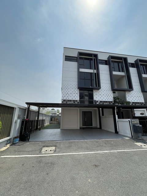 ให้เช่าโฮมออฟฟิศ 4 ชั้น 305 ตรม. The Harmoney รามอินทรา62 หลังมุม ทิศเหนือ ใกล้แฟชั่น ใกล้รถไฟฟ้าสายสีชมพู *** ราคาเช่า 55,000 บาท/เดือน ติดต่อ:: ชยา โทร/ID Line:: 0942823961   Link Line:: https://line.me/ti/p/3xFA1An8Kcรหัส# T26-521โฮมออฟฟิศ 4 ชั้น The Harmoney รามอินทรา 62 ใกล้แฟชั่นไอส์แลนด์ เนื้อที่ 48.1 ตร.ว.พื้นที่ใช้สอย 305 ตร.ม. ไม่รวมพื้นที่ด้านข้างหน้ากว้าง 8.8 เมตร ลึก 21.5 เมตร 3 ห้องนอน 4 ห้องน้ำ3 ที่จอดรถระบบอินเตอร์เนตหลังคาจอดรถ หลังคา�