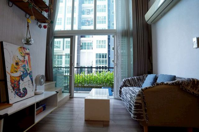 ขายด่วน! เพียง 4.59 ล้าน 67.6 ตรม. 2 นอน 2 น้ำ #PRIO Condo ห้อง Duplex หรู ติดห้าง #เซ็นทรัลแอร์พอร์ต เชียงใหม่ #วิวสวน ชั้นสระว่ายน้ำ เหมาะอยู่อาศัย หรือปล่อยเช่าผลตอบแทนดีรายละเอียดห้อง• แบบ Duplex (2 ชั้นในห้องเดียว)• 2 ห้องนอน | 2 ห้องน้ำ• พื้นที่ 67.6 ตร.ม.• ชั้น 3 (ชั้นเดียวกับสระ ฟิตเนส และส่วนกลาง)• ทิศใต้ ลมดี แดดไม่แรง• วิวสวน ร่มรื่น เป็นส่วนตัวเพียง 4.59 ล้านบาทค่าส่วนกลาง: 35 บาท/ตร.ม./เดือ�