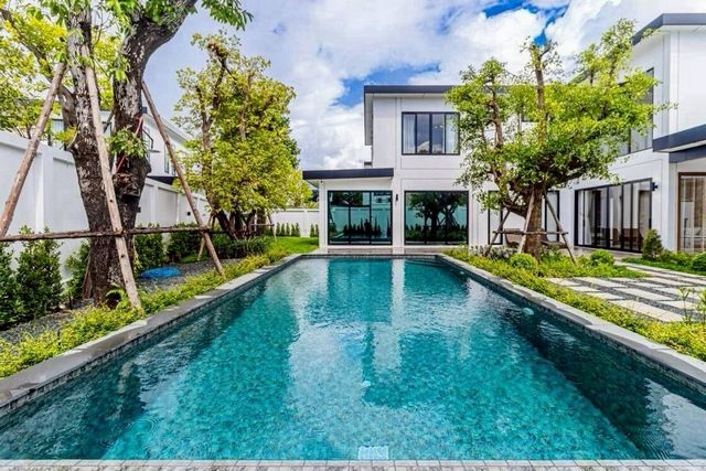 ให้เช่า 150,000 บาท/เดือน #แม่เหียะ #เมืองเชียงใหม่ พูลวิลล่าสุดหรู ดีไซน์ทันสมัย ทำเลพรีเมียม #ใกล้พระธาตุดอยคำ – ตั้งอยู่ในหมู่บ้านคุณภาพ บรรยากาศสงบ เป็นส่วนตัว #ติดถนนคลองชลประทาน เดินทางสะดวก #ใกล้สนามบิน เพียง 7 กม.รายละเอียดทรัพย์แบบบ้าน “ราชพฤกษ์” (ทิศใต้)เนื้อที่ดิน 181.3 ตร.วาพื้นที่ใช้สอย 441 ตร.ม.4 ห้องนอน | 5 ห้องน้ำครัวไทย + ครัวฝรั่งโรงจอดรถ 3 คันสระว่ายน้ำระ�