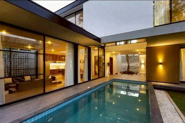 พูลวิลล่าหรู ให้เช่า 65,000 บาท/เดือน #หมู่บ้านวังตาล #หางดง บ้านเดี่ยว 2 ชั้น พร้อมสระว่ายน้ำส่วนตัว #เฟอร์นิเจอร์ครบ พร้อมเข้าอยู่ ใกล้ #บิ๊กซีแม่เหียะ, ขับรถ 15 นาที ถึง #สนามบินเชียงใหม่พื้นที่ใช้สอย: 420 ตร.ม.ขนาดที่ดิน: 580 ตร.ม.5 ห้องนอน 6 ห้องน้ำ + 1 ห้องแม่บ้านทิศ: หันหน้าทางทิศใต้ราคาเช่า:• สัญญาเช่ารายปี: 65,000 บาท/เดือน• สัญญาเช่า 6 เดือน: 70,000 บาท/เดือนพร้อมให้เข้าชมและย้าย