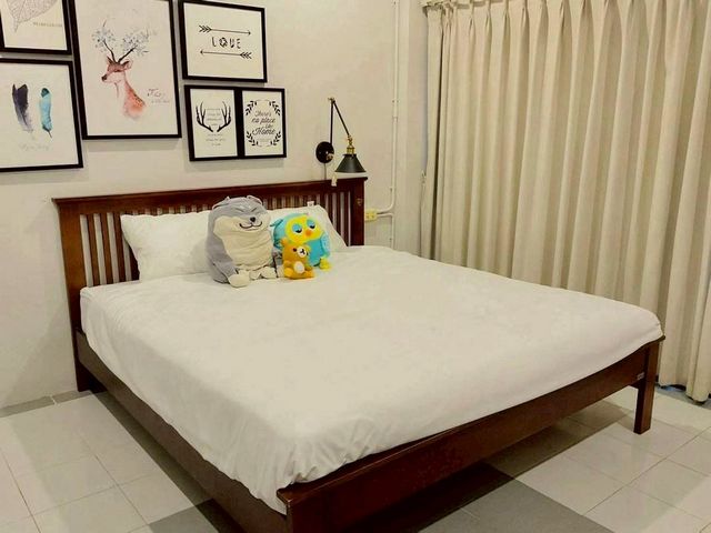 ให้เช่า 7,500 บาท/เดือน #เคียงมอ คอนโด #เฟอร์นิเจอร์ครบ พร้อมอยู่ทันที เดินไป #มช. แค่ 200 เมตร อยู่สบายกว่า หอราคาเท่ากัน แต่ได้ “คอนโดส่วนตัว”รายละเอียดห้อง• ขนาด 34 ตร.ม. ห้องกว้าง แบ่งสัดส่วนลงตัว• จ่ายค่าน้ำ-ไฟตามมิเตอร์จริง (เรทบ้าน ประหยัดกว่า)เฟอร์นิเจอร์ & เครื่องใช้ไฟฟ้า• เตียง | ตู้เสื้อผ้า | โต๊ะทำงาน | โซฟา• แอร์ | ทีวี | ตู้เย็น | ไมโครเวฟ | เครื่องทำน้ำอุ่นเพีย