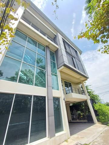 ขายโฮมออฟฟิต 4 ชั้น ห้องมุม ย่านรามอินทรา ใกล้แฟชั่นไอแลนส์ , ใกล้ MRT วงแหวนรามอินทราราคาขาย 19,000,000 บาทที่ตั้ง ถนนรามอินทรา ซอยรามอินทรา แขวงคันนายาว เขตคันนายาว กรุงเทพมหานคร 10230ติดต่อ : คุณภัสพงณ์ 0634098164Line : binkem22https://www.facebook.com/profile.php?id=61581484955548เนื้อที่ประมาณ 70 ตารางวา พื้นที่ใช้สอย 600 ตารางเมตร จำนวน 4 ชั้น 5 ห้องนอน 7 ห้องน้ำจอดรถ 3 คัน สามารถจอดเพิ่มบริเวณในซอยได้ชั้น 1 มี 1 ห้องโล่ง 1 ห�