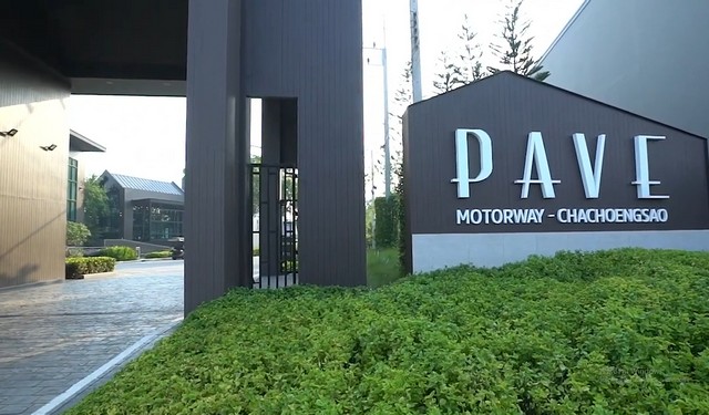 ขายบ้านใหม่ ( ยังไม่เคยเข้าอยู่อาศัย ) บ้านเดี่ยว 2 ชั้น เนื้อที่ 61.6 ตรว.               ขนาด 3 ห้องนอน 3 ห้องน้ำ  2 ที่จอดรถโครงการนี้ตั้งอยู่ ติดถนนทางหลวงชนบท หมายเลข 3020 ซึ่งสามารถเชื่อมต่อไปยัง ถนนอ่อนนุช - ลาดกระบัง และถนนบางนา-ตราด ได้ในระยะใกล้ๆ หรือจะใช้เส้นทางเชื่อมเข้าถนน 314 ( สิริโสธร ) และเข้าสู่ถนนมอเตอร์เวย์สาย 7 เดินทางไปชลบุรีของแถม   แอร์ 2 ตัว , ระบบรักษาความปลอ�