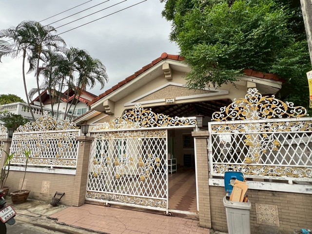 RH02132 ให้เช่าบ้านเดี่ยว 4 ห้องนอน 3 ห้องน้ำ มีเฟอร์นิเจอร์ครบ มีเเอร์ครบ หมู่บ้านสินธนา 6 นวลจันทร์50โครงการ,  หมู่บ้านสินธนา 6 นวลจันทร์ 50ที่อยู่: 456/18 ซอย นวลจันทร์ 48 แขวงนวลจันทร์ เขตบึงกุ่ม กรุงเทพมหานคร 10230บ้านเดี่ยว 81 ตารางวา 4 ห้องนอน 3 ห้องน้ำแอร์ครบ  มีเฟอร์นิเจอร์ครบ จอดรถในบ้านได้ 3 คัน หน้าบ้านได้อีก  คันราคาเช่า 30,000 บาท /เดือนProject: Sinthana 6 Nuanchan 50 VillageAddress: 456/18 Soi Nuanchan 48, Nuanchan Subdistrict, Bueng Kum D