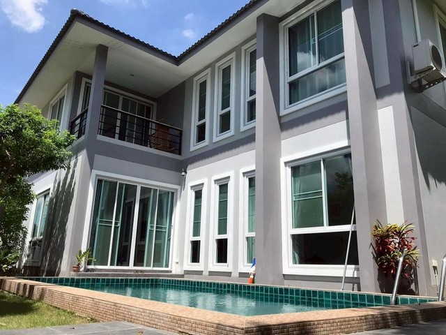 ให้เช่า 38,000 บาท/เดือน ขาย 8 ล้าน #โซนป่าแดด #อ.เมือง บ้านเดี่ยวหลังใหญ่ 2 ชั้น พร้อมสระว่ายน้ำส่วนตัว บ้านสวย พร้อมอยู่ บรรยากาศส่วนตัว เหมาะทั้งอยู่อาศัย และลงทุนปล่อยเช่า #ใกล้สนามบิน เข้าเมืองง่ายรายละเอียดบ้าน4 ห้องนอน4 ห้องน้ำ (ห้องน้ำในตัวทุกห้อง)ครัวยุโรปสระว่ายน้ำส่วนตัวทำเล: บ้านร้องเรือคำ ต.ป่าแดด อ.เมือง เชียงใหม่จุดเด่นทำเลเพียง 10 นาที ถึงแยกสนามบิ�