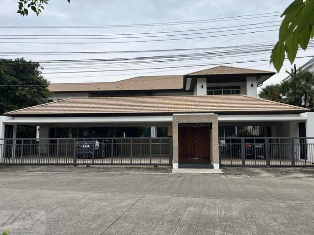 ขายบ้านเดี่ยว 2 ชั้น 259.3 ตรว ซอยโยธินพัฒนา 9 หมู่บ้านไพรเวท เนอวาน่า ลาดพร้าว (Private Nirvana Ladphow) ตรงข้ามเดอะคริสตัล พร้อมสระว่ายน้ำส่วนตัวติดต่อ:: ชยา โทร/ID Line:: 0942823961Link Line:: https://line.me/ti/p/3xFA1An8Kcรหัส# T26-531บ้านเดี่ยว 2 ชั้น ซอยโยธินพัฒนา 9 หมู่บ้านไพรเวท เนอวาน่า ลาดพร้าว (Private Nirvana Ladphow) ตรงข้ามเดอะคริสตัล พร้อมสระว่ายน้ำส่วนตัว• ที่ดิน 259.3 ตรว.• พื้นที่ใช้สอย 924 ตรม.• 5 ห้องนอน + 1 ห้องคนงาน• 6 ห้องน้ำ + 1 ห้